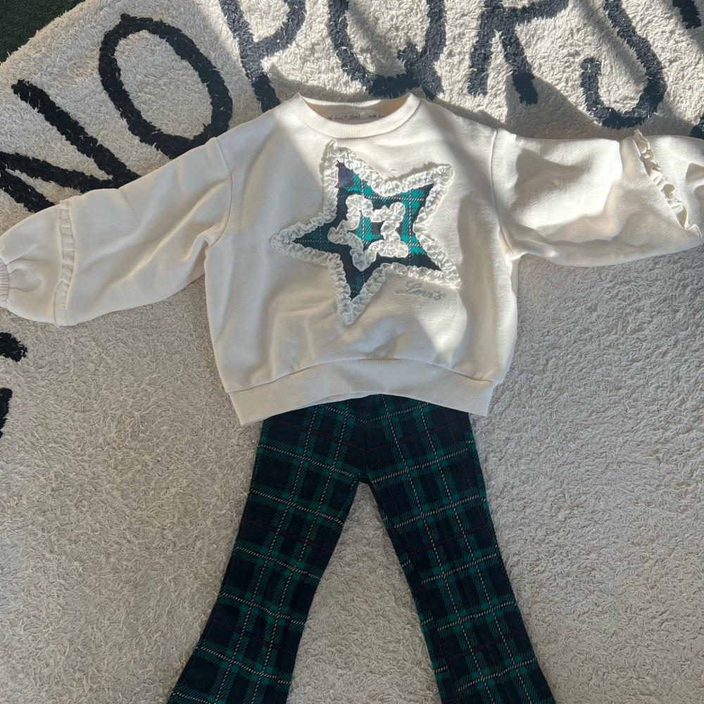 Levi’s Cream Star Sweatshirt and Plaid Pants Set - size: 3T